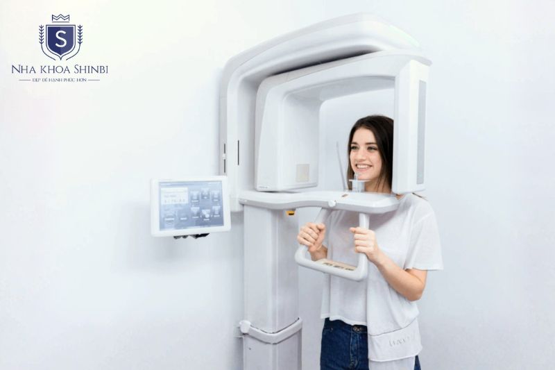 Bác sĩ thăm khám tổng quát, đánh giá tình trạng sức khỏe răng miệng