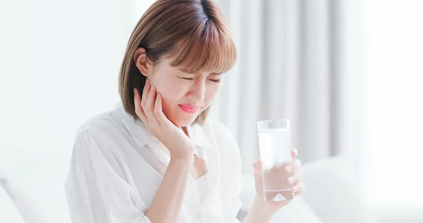 Người đang bọc răng sứ cần lưu ý gì khi ăn uống ngày Tết?