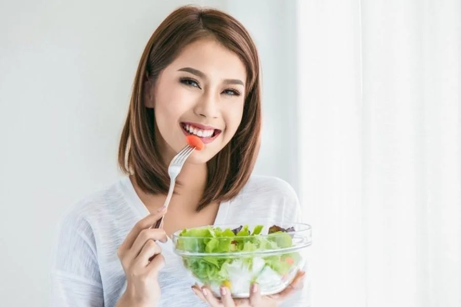 Người đang bọc răng sứ cần lưu ý gì khi ăn uống ngày Tết?