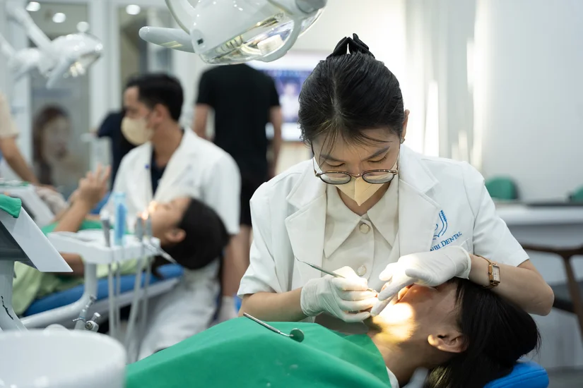 Niềng răng mắc cài tự buộc khác gì mắc cài thường?