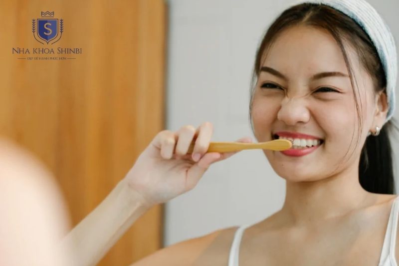 Bàn chải lông mềm và kỹ thuật đúng giúp làm sạch nướu mà không gây chảy máu thêm