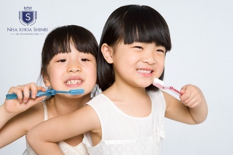 Chăm sóc đúng cách và khám định kỳ giúp phòng ngừa sâu răng cấm hiệu quả cho trẻ nhỏ