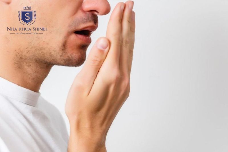 Chảy máu chân răng tự phát kèm viêm hôi miệng lung lay hoặc sưng mủ cần chú ý