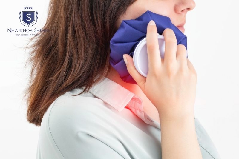 Chườm lạnh ngoài má giúp giảm ê buốt và sưng nhẹ sau khi niềng răng