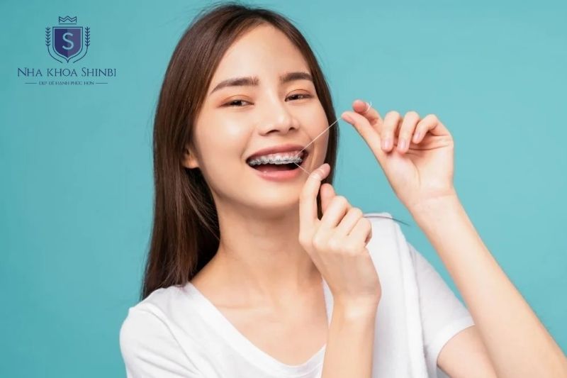 Đau niềng kéo dài kèm sưng sốt hoặc chảy máu cần được bác sĩ chỉnh nha kiểm tra sớm