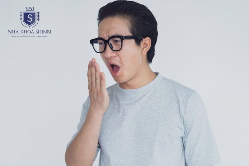 Hơi thở hôi dai dẳng là dấu hiệu cảnh báo viêm nha chu tiến triển