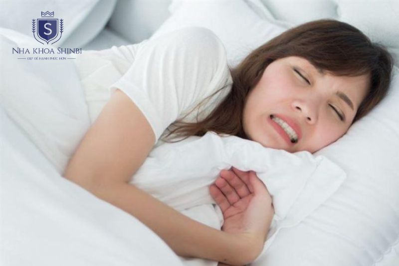 Nghiến răng mạn tính gây quá tải lực lên mô quanh răng dẫn đến lung lay