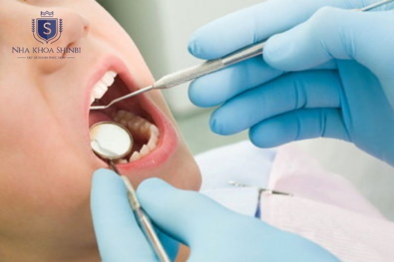 Nhổ răng khi niềng thường không đau trong lúc thực hiện nhờ gây tê cục bộ đúng kỹ thuật