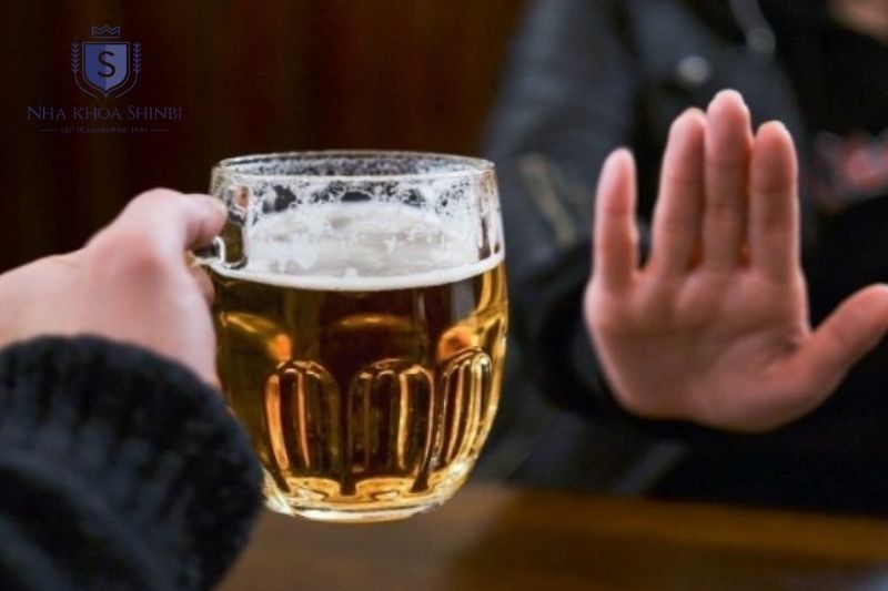 Thuốc lá và rượu bia làm tăng nguy cơ viêm nướu, chảy máu và hôi miệng kéo dài