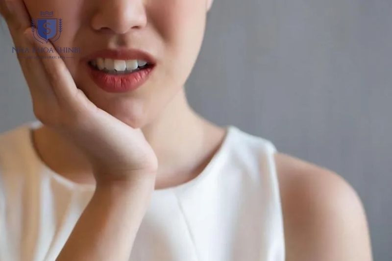 Tổn thương dây thần kinh xảy ra khi đặt trụ sai vị trí hoặc quá sâu