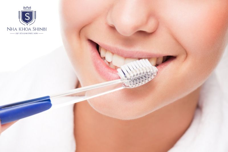 Vệ sinh đúng cách lấy cao răng định kỳ và khám sớm giúp phòng ngừa răng lung lay