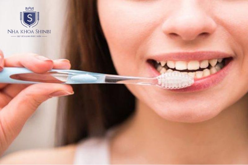 Vệ sinh kẽ răng và kiểm soát nguy cơ giúp hạn chế tái phát viêm nha chu