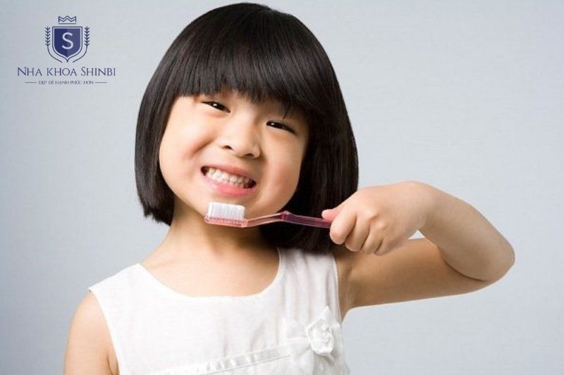 Vệ sinh kém, ăn nhiều đường và thiếu fluoride làm tăng nguy cơ sâu răng cấm ở trẻ