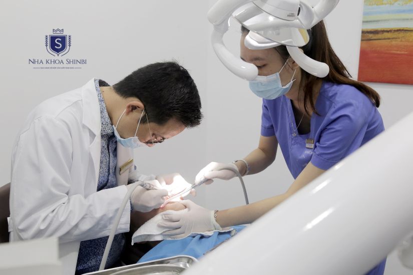 Bác sĩ Nguyễn Văn Hòa - Giám đốc Nha khoa Shinbi thực hiện nhổ răng Bác sĩ Nguyễn Văn Hòa - Giám đốc Nha khoa Shinbi thực hiện nhổ răng