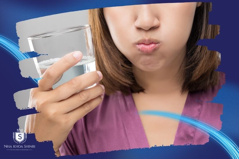 Súc miệng bằng nước muối