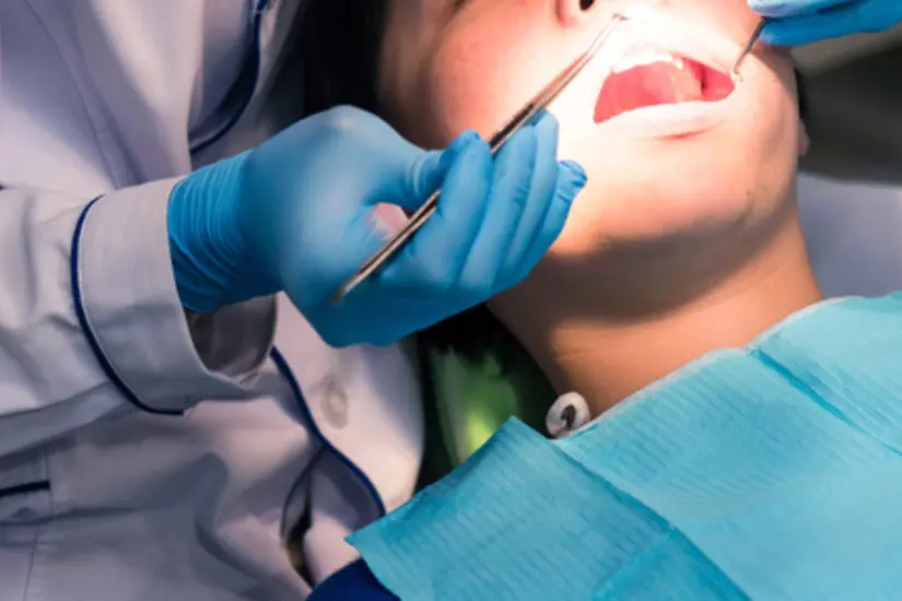 Bác sĩ nha khoa điều trị cho người loãng xương