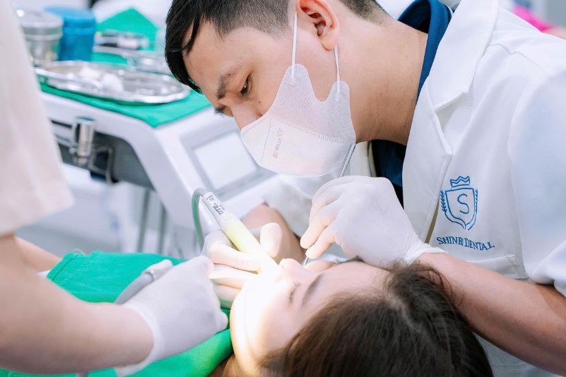 Nha khoa Shinbi là một trong những phòng khám uy tín tại Hà Nội với hơn 15 năm kinh nghiệm trong điều trị các ca bệnh nha phức tạp